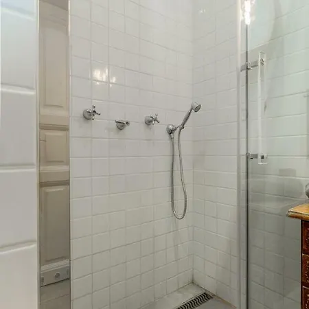 Luxury Twin 1-bedroom In Kazinczy Street Budapest